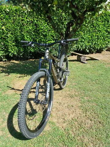 Specialized Stumpjumper Comp Alloy 2023 2023 Mountainbike usato, Grigio chiaro — immagine 2 di 7