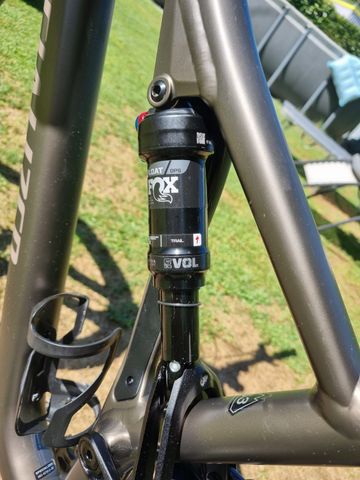 Specialized Stumpjumper Comp Alloy 2023 2023 Mountainbike usato, Grigio chiaro — immagine 5 di 7