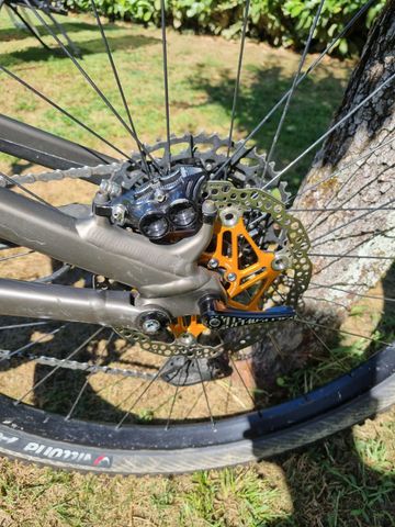 Specialized Stumpjumper Comp Alloy 2023 2023 Mountainbike usato, Grigio chiaro — immagine 4 di 7