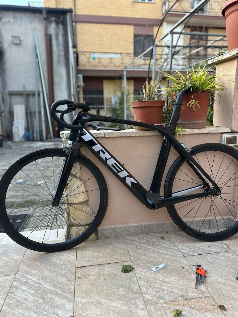 Used Trek Madone 9.5 2018 2018 Road & Gravel, Black — image 2 of 3