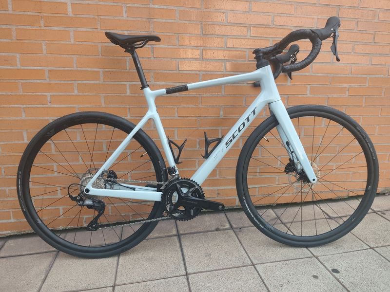 Used Scott addict 50 2025 Custom Shimano 105 2025 Road & Gravel