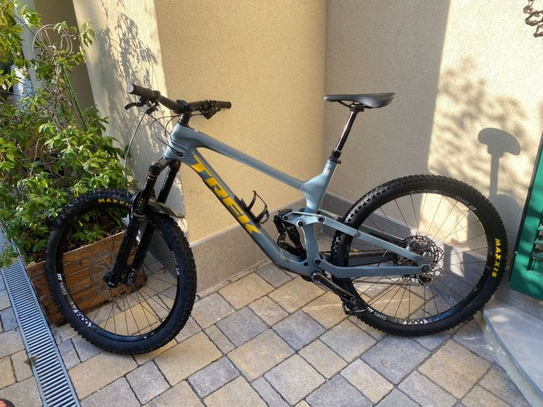Used Trek Slash 9.8 XT 2022 2022 Mountainbike, Light Gray, 29 — image 2 of 11