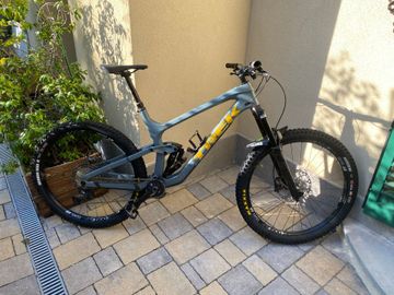 Used Trek Slash 9.8 XT 2022 2022 Mountainbike, Light Gray, 29 — image 1 of 11