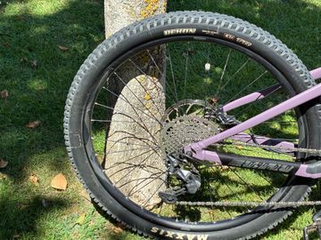 Used Liv Embolden E+ 2 2022 2022 Mountainbike, Purple, 27.5, 29 — image 6 of 15