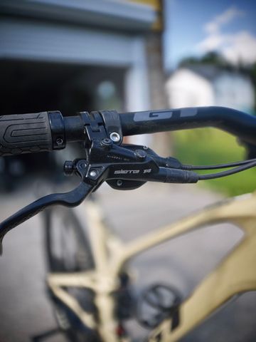 Używany GT Force Carbon Elite 2022 2022 Mountainbike — zdjęcie 10 z 12