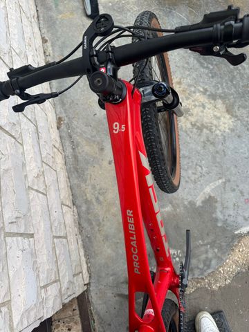 Trek Procaliber 9.5 Gen 3 2025 2025 Mountainbike usato, Rosso — immagine 5 di 6
