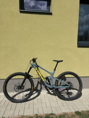 Used Trek Slash 9.8 XT 2022 2022 Mountainbike, Light Gray, 29 — image 2 of 10