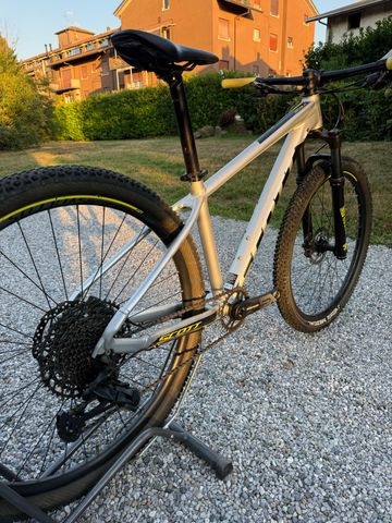 Scott Scale 710 2020 2021 Mountainbike usato, Grigio chiaro — immagine 7 di 9