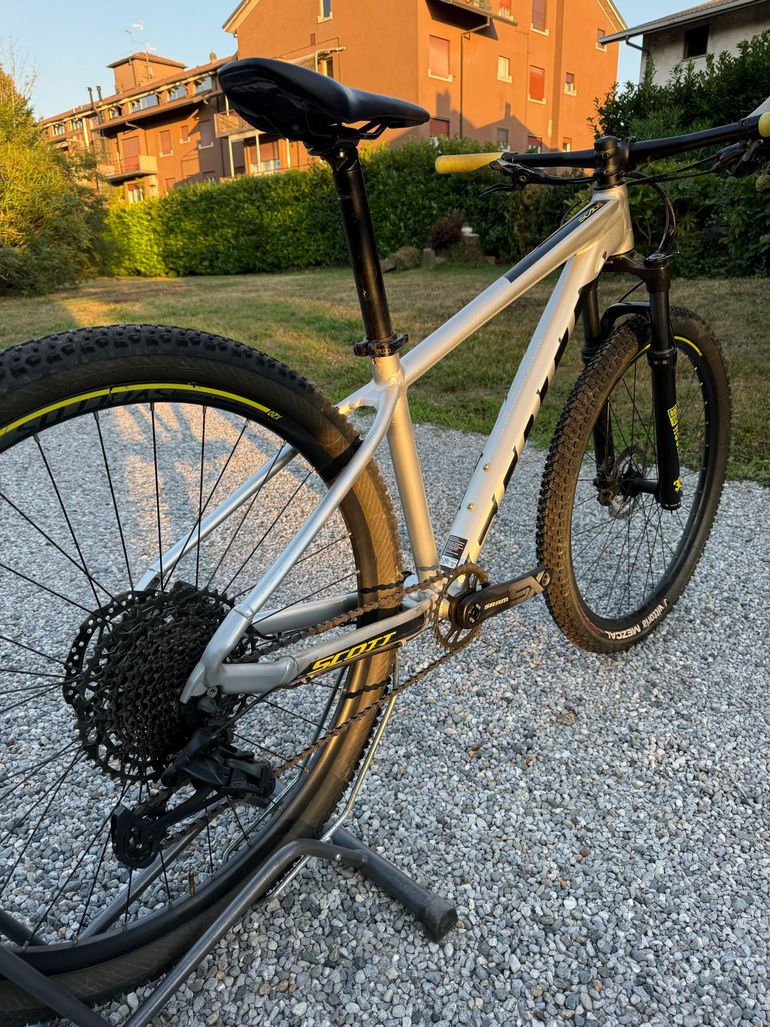 Scott Scale 710 2020 2021 Mountainbike usato, Grigio chiaro — immagine 7 di 9