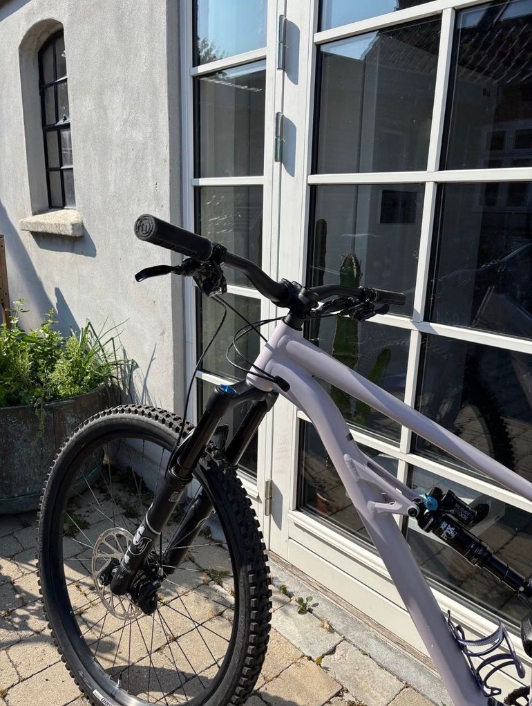 Used Specialized Status 140 2022 2022 Mountainbike, White, 29, 27.5 — image 9 of 14