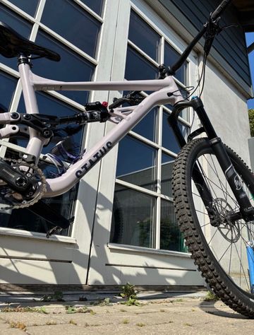 Used Specialized Status 140 2022 2022 Mountainbike, White, 29, 27.5 — image 4 of 14