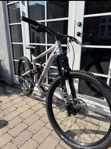 Used Specialized Status 140 2022 2022 Mountainbike, White, 29, 27.5 — image 1 of 14