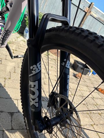 Used Specialized Status 140 2022 2022 Mountainbike, White, 29, 27.5 — image 7 of 14