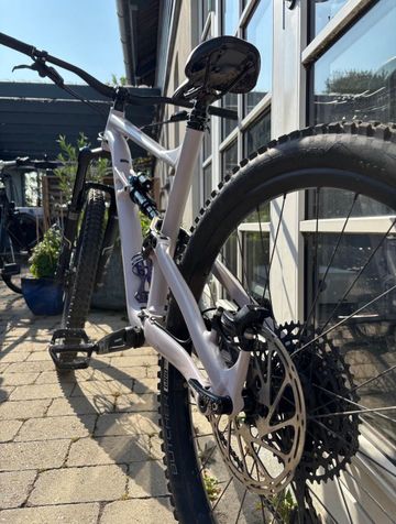 Used Specialized Status 140 2022 2022 Mountainbike, White, 29, 27.5 — image 5 of 14