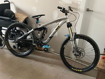 Trek Scratch Air 9 2011 2011 Mountainbike usato, Grigio chiaro — immagine 1 di 3