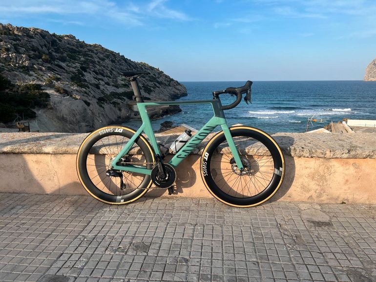 Canyon Aeroad CF SLX 8 Disc Di2 2022 — Price & Specs | 2BX