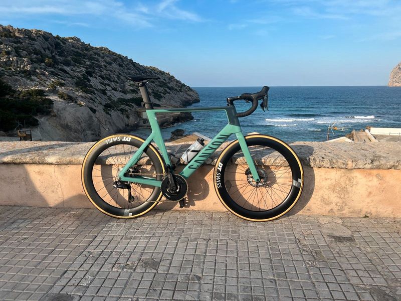 Použité Canyon Aeroad CF SLX 8 Disc Di2 2022 2022 Road & Gravel