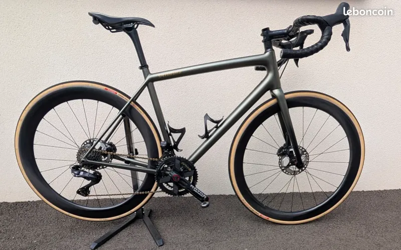 Použité Specialized Aethos (56cm) - 7.1 Kg - Ultegra Di2 12v - Rotor 2INpower - Airia 47/55 2022 Road & Gravel