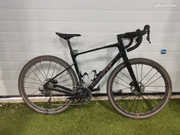 Giant Revolt Advanced 2 2025 2025 Road & Gravel d'occasion — image 1 sur 8