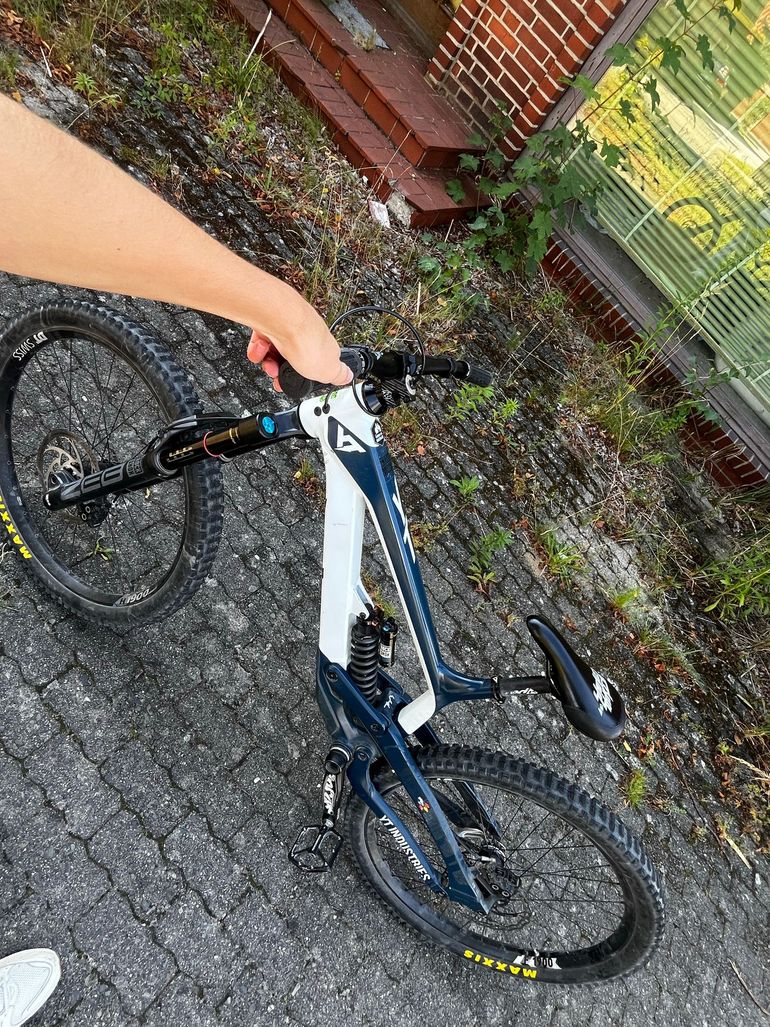 YT Industries TUES 27 AL Base 2019 2019 Mountainbike usato, Bianco — immagine 4 di 7