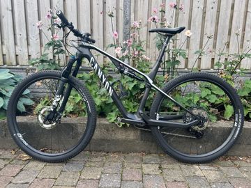 Used Canyon Lux CF 7 2021 2021 Mountainbike, Black, 29 — image 7 of 10