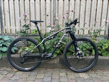 Used Canyon Lux CF 7 2021 2021 Mountainbike, Black, 29 — image 1 of 10