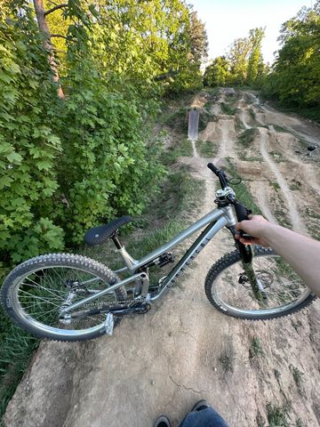 Tweedehands Commencal T.E.M.P.O. T-TYPE UNIQUE 2024 2024 Mountainbike — afbeelding 5 van 7