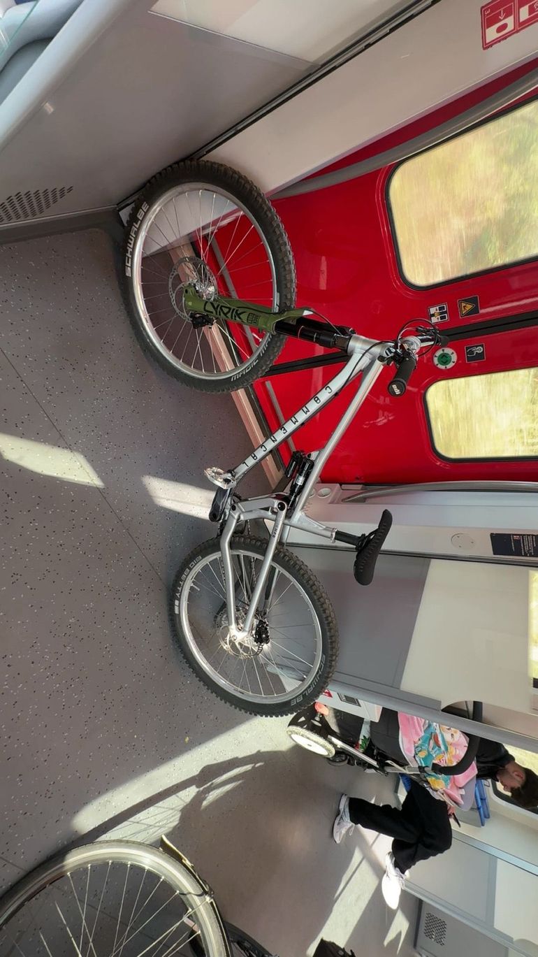 Tweedehands Commencal T.E.M.P.O. T-TYPE UNIQUE 2024 2024 Mountainbike — afbeelding 7 van 7