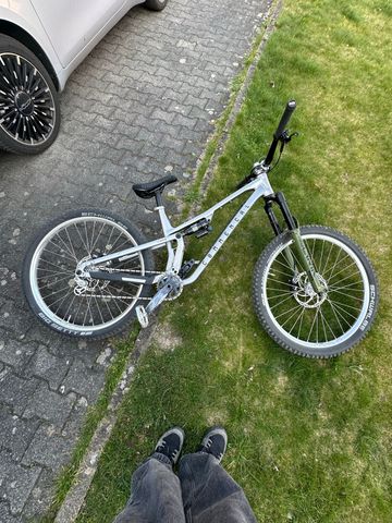Tweedehands Commencal T.E.M.P.O. T-TYPE UNIQUE 2024 2024 Mountainbike — afbeelding 2 van 7
