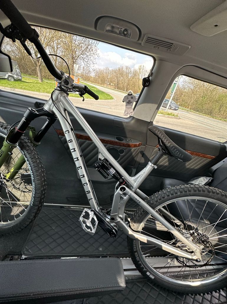 Tweedehands Commencal T.E.M.P.O. T-TYPE UNIQUE 2024 2024 Mountainbike — afbeelding 4 van 7