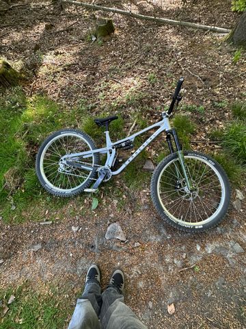 Tweedehands Commencal T.E.M.P.O. T-TYPE UNIQUE 2024 2024 Mountainbike — afbeelding 6 van 7
