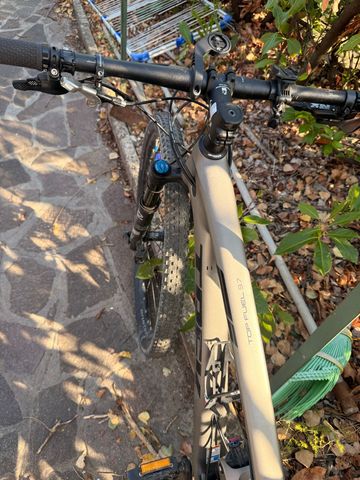Used Trek Top Fuel 9.7 2018 2018 Mountainbike, Light Gray, 27.5, 29 — image 2 of 5