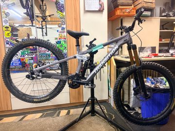 Gebrauchtes Transition Bottlerocket Single Crown 2025 2025 Mountainbike, Hellgrau — Bild 2 von 3