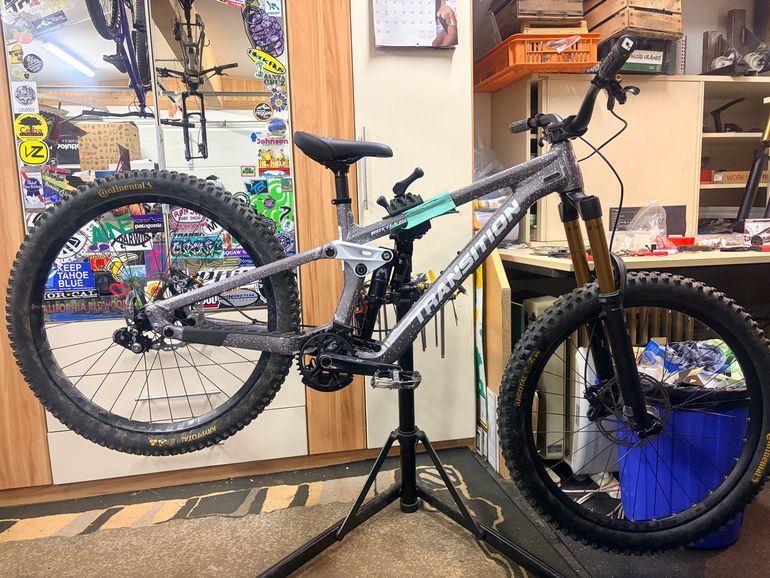 Gebrauchtes Transition Bottlerocket Single Crown 2025 2025 Mountainbike, Hellgrau — Bild 2 von 3