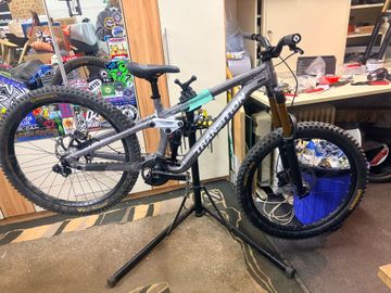 Gebrauchtes Transition Bottlerocket Single Crown 2025 2025 Mountainbike, Hellgrau — Bild 1 von 3
