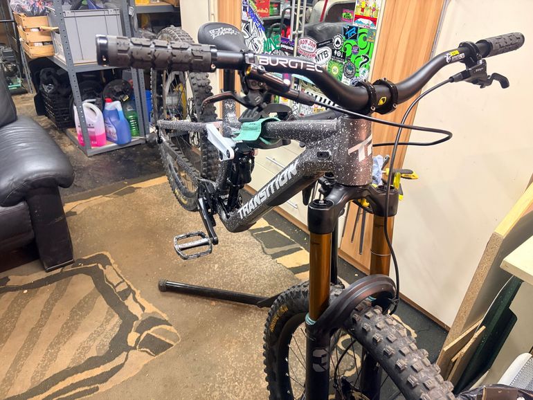 Gebrauchtes Transition Bottlerocket Single Crown 2025 2025 Mountainbike, Hellgrau — Bild 3 von 3