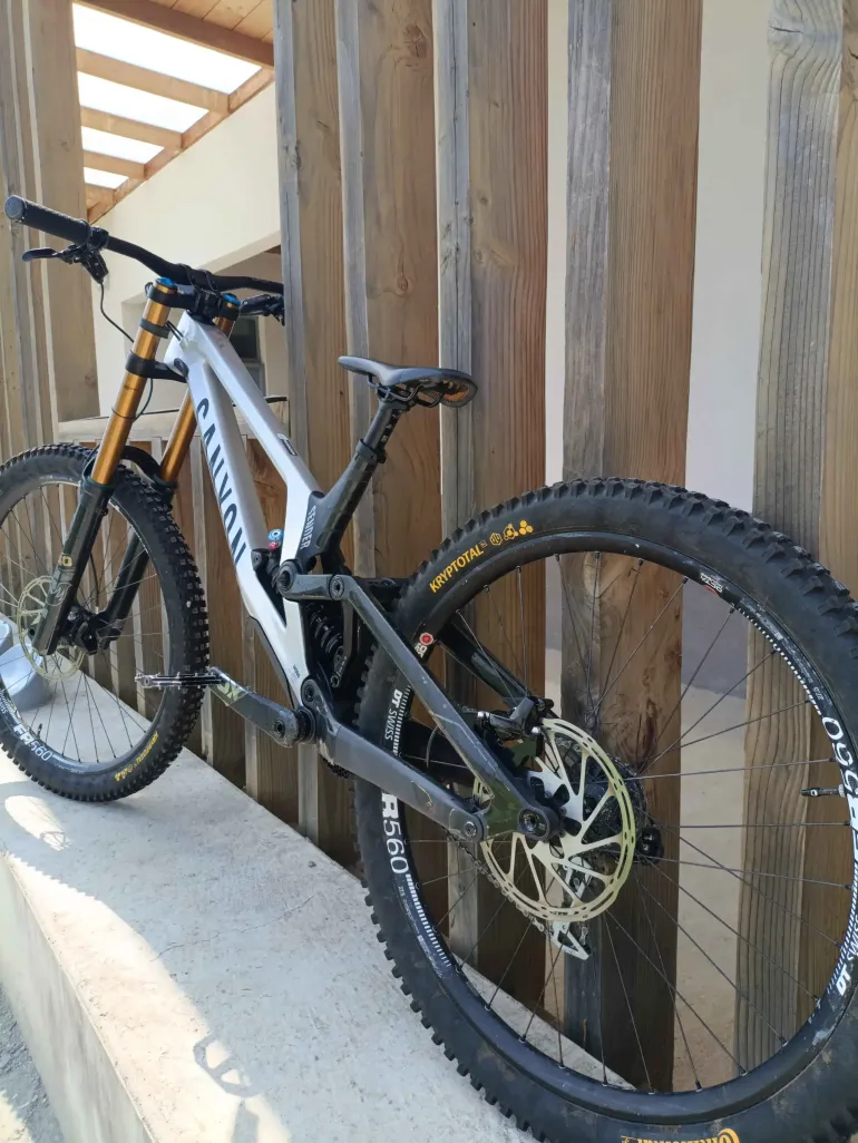 Canyon Sender SRAM X01 2023 2023 Mountainbike usato, Grigio chiaro — immagine 2 di 8