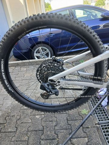 Used RAAW V1 2026 Mountainbike, Light Gray — image 11 of 18