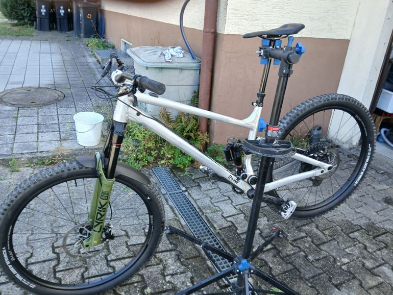 Used RAAW V1 2026 Mountainbike, Light Gray — image 3 of 18