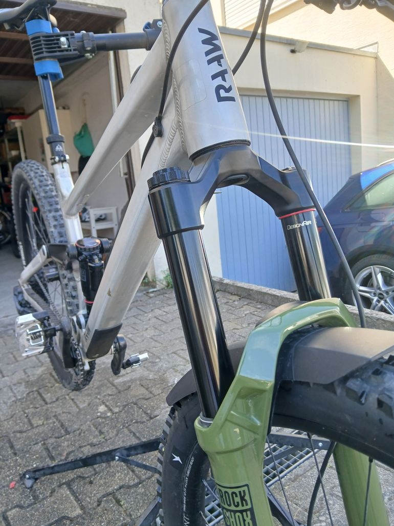 Used RAAW V1 2026 Mountainbike, Light Gray — image 16 of 18