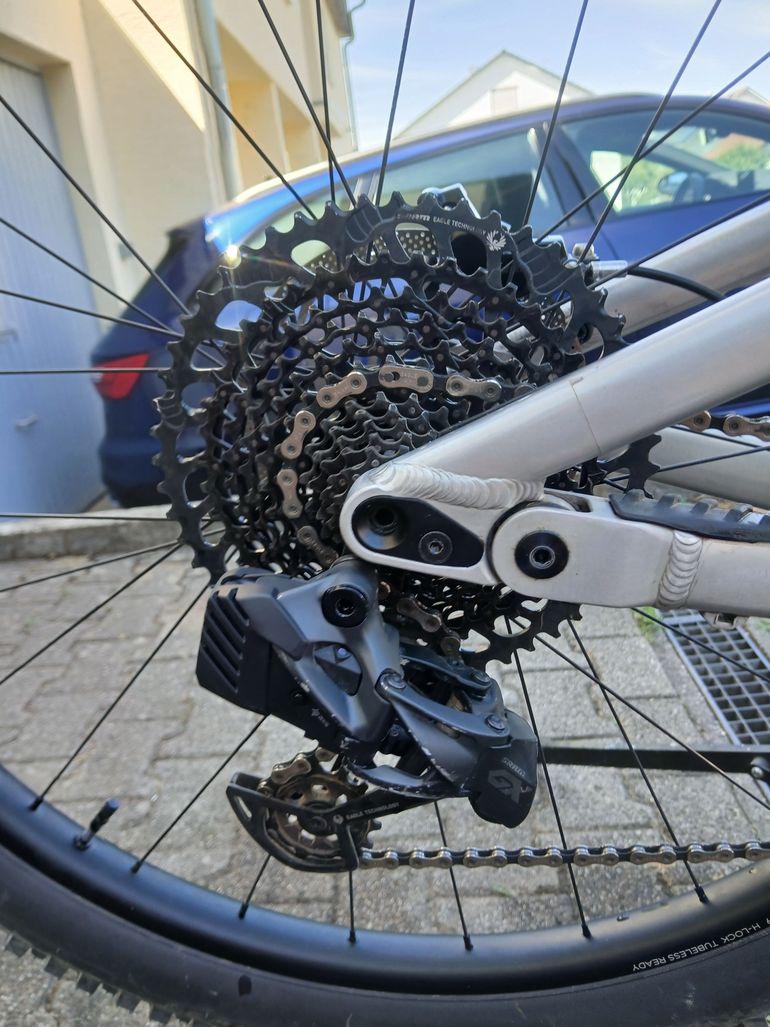 Used RAAW V1 2026 Mountainbike, Light Gray — image 12 of 18