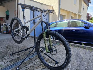 Used RAAW V1 2026 Mountainbike, Light Gray — image 2 of 18