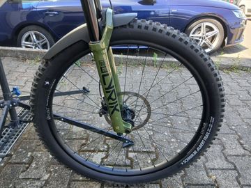 Used RAAW V1 2026 Mountainbike, Light Gray — image 9 of 18