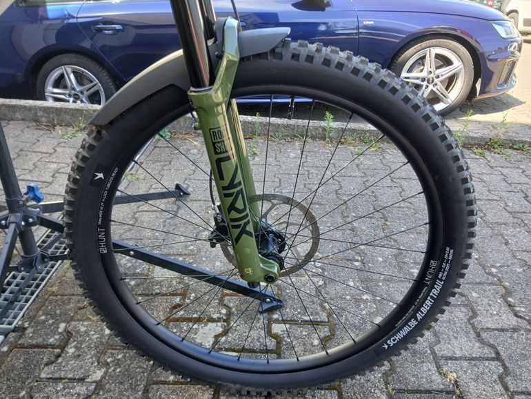 Used RAAW V1 2026 Mountainbike, Light Gray — image 9 of 18