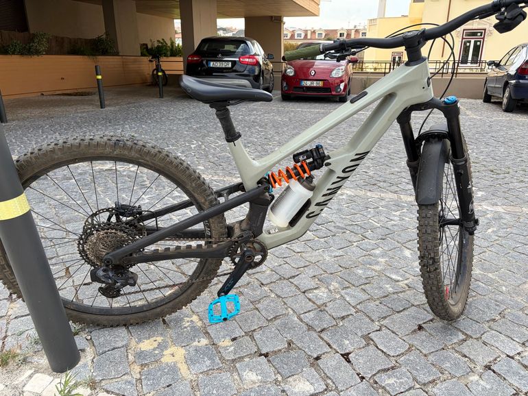 Canyon Spectral CF 7 2025 2025 Mountainbike de segunda mano, Gris claro — imagen 2 de 6