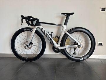 Canyon Aeroad CF SLX 7 Di2 2024 2024 Road & Gravel usato, Grigio chiaro — immagine 2 di 11