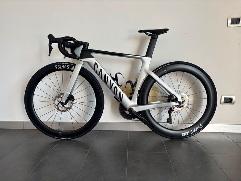 Canyon Aeroad CF SLX 7 Di2 2024 2024 Road & Gravel usato, Grigio chiaro — immagine 2 di 11
