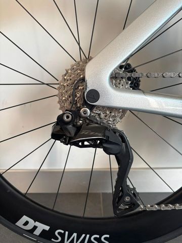 Canyon Aeroad CF SLX 7 Di2 2024 2024 Road & Gravel usato, Grigio chiaro — immagine 6 di 11