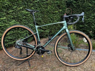 Giant Revolt Advanced Pro 2024 2024 Road & Gravel usato, Verde — immagine 1 di 8