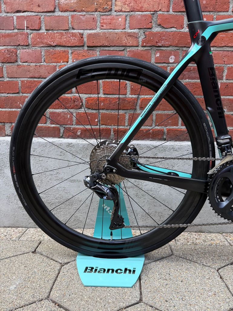 Gebrauchtes Bianchi Oltre Shimano Ultegra Di2 2022 Road & Gravel, Schwarz — Bild 2 von 15